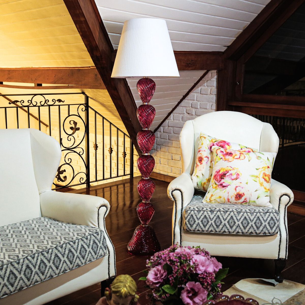 Abajur de Chão Rosa Grande Ambientado