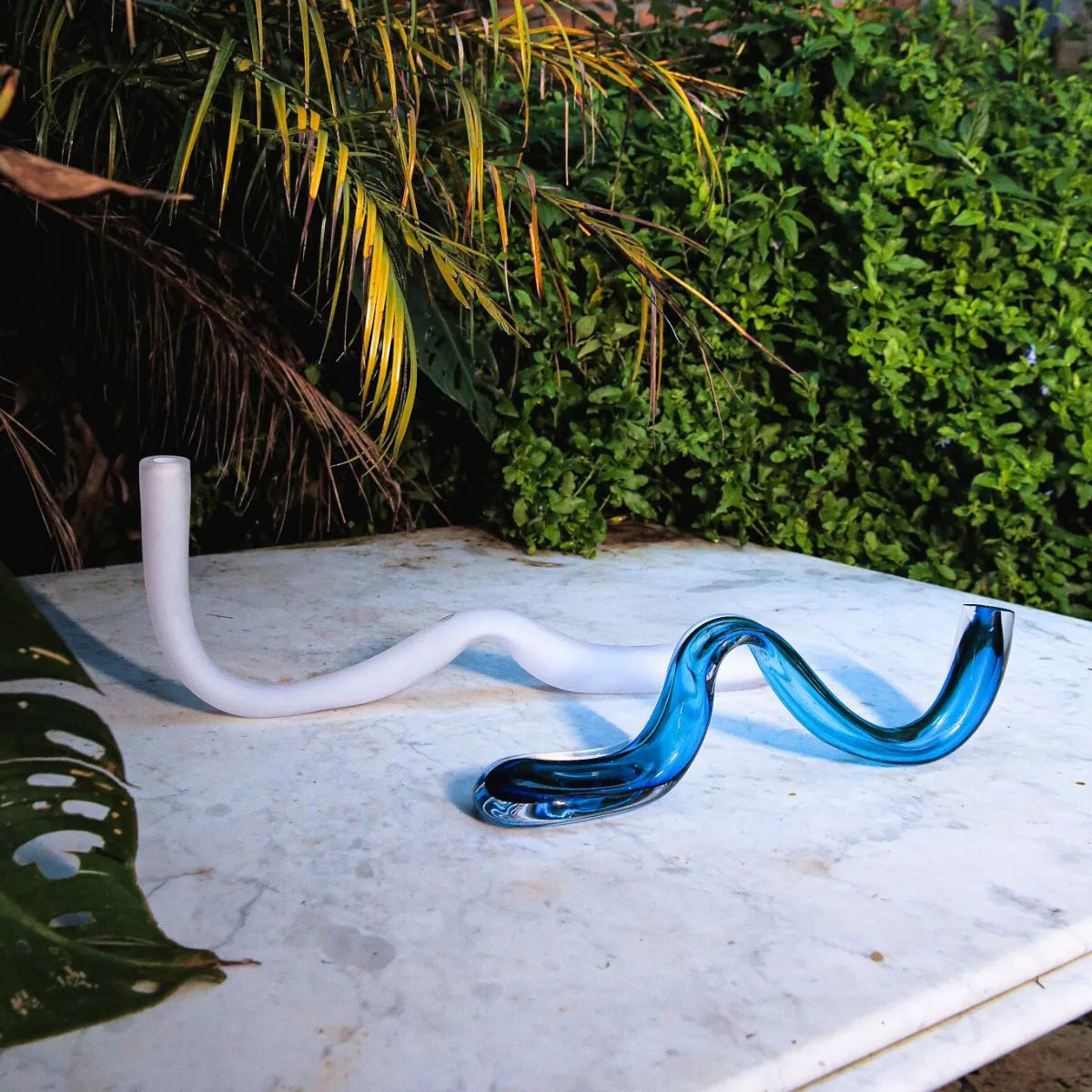 Escultura de Murano Decorativa em Formato de Cobrinha Branco Fosco